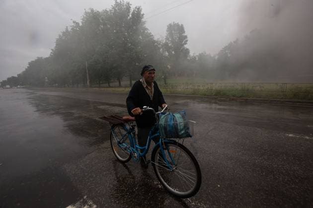 Aftermath of Russian airstrikes in Kramatorsk KRAMATORSK, UKRAINE - JULY 10: A resident walks with a bicycle surrounded by smoke after a Russian airstrike in Kramatorsk, Ukraine, on July 10, 2026. Francisco Richart Anadolu Kramatorsk Ukraine. Editorial use only. Please get in touch for any other usage.  Copyright: x2026xAnadoluxFranciscoxRichartx