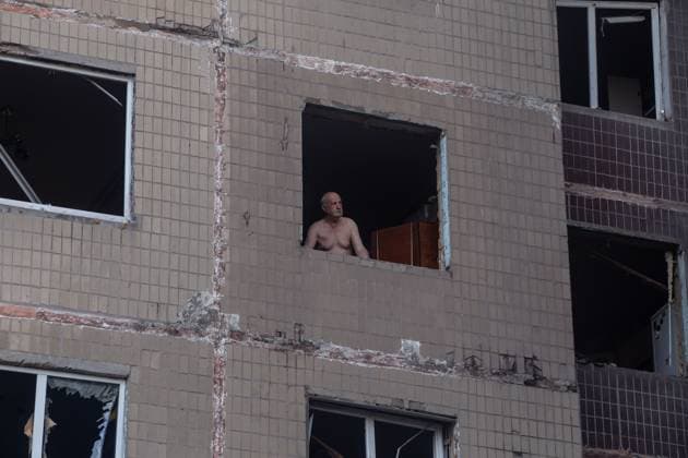News Bilder des Tages Aftermath of Russian airstrikes in Kramatorsk KRAMATORSK, UKRAINE - JULY 10: A resident looks out from his damaged home at the destruction of his neighborhood after a Russian airstrike in Kramatorsk, Ukraine, on July 10, 2026. Francisco Richart Anadolu Kramatorsk Ukraine. Editorial use only. Please get in touch for any other usage.  Copyright: x2026xAnadoluxFranciscoxRichartx