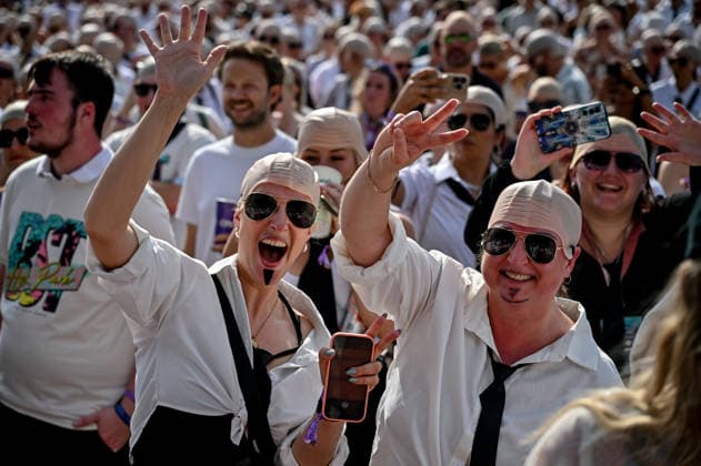 Entertainment Bilder des Tages Bald caps record attempt at BST Hyde Park Fans wearing Bald Head Caps attend Pitbull Headliner at BST Hyde Park London, 10th July 2026, Credit:Thepinkrosephotographyltd Laura Rose Avalon  Copyright: xThepinkrosephotographyltdx xLauraxRosex xAvalonx 1115763194