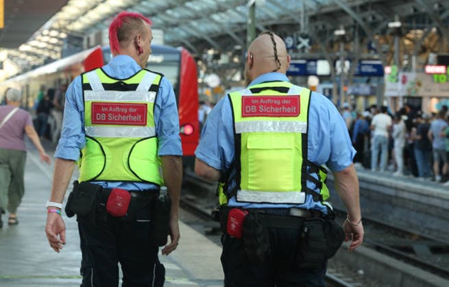 News Bilder des Tages Mitarbeiter von der DB Sicherheit GmbH gehen auf dem Bahnsteig von Gleis 10 entlang. Köln Nordrhein-Westfalen *** Employees of DB Sicherheit GmbH are walking along the platform of Track 10 in Cologne, North Rhine-Westphalia
