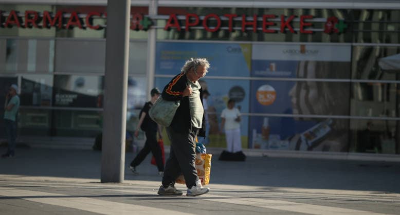 Ein Obdachloser geht über den Vorplatz am Hauptbahnhof Köln. Köln Nordrhein-Westfalen *** A homeless person walks across the plaza in front of Cologne Central Station, Cologne, North Rhine-Westphalia