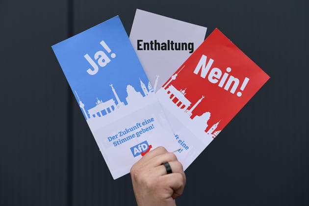 Listenaufstellung der AfD NRW am 10.07.2026 im Eventzentrum.NRW in Marl Symbolfoto: Drei Stimmkarten mit den Aufschriften Ja! - Enthaltung - Nein! *** AfD NRW candidate list presentation on July 10, 2026, at the Eventzentrum NRW in Marl. Stock photo: Three ballots labeled Yes, Abstain, and No. xRx