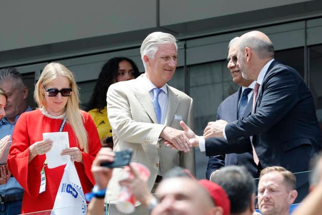 King Philippe of Belgium (C) greets Rafael Louzan (R), president of the Royal Spanish Football Federation (RFEF) in a 2026 FIFA World Cup quarterfinal match between Spain and Belgium at SoFi Stadium in Los Angeles, USA, 10 July 2026. FIFA World Cup 2026 - quarterfinal - Spain vs. Belgium !ACHTUNG: NUR REDAKTIONELLE NUTZUNG!  Copyright: xLavandeira.xJrx AMDEP8566 20260710-55020862812_1