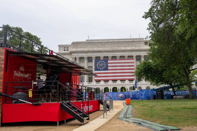 July 10, 2026, Washington, District Of Columbia, USA: Despite the heat, humidity, and rain, tourists and locals gathered on the National Mall for the final day of the Great American State Fair. Some of the attractions drew long lines of attendees throughout the day. Washington USA  - ZUMAh210 20260710_znp_h210_012 Copyright: xDavidxHansenx