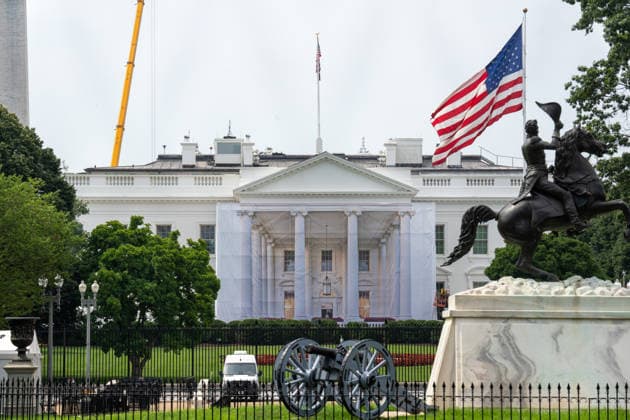 July 10, 2026, Washington, Dc, United States: Tarps now cover all sides of the North Portico of the White House as renovations are underway to the columns on July 10, 2026. Washington United States  - ZUMAl312 20260710_znp_l312_002 Copyright: xAndrewxLeydenx