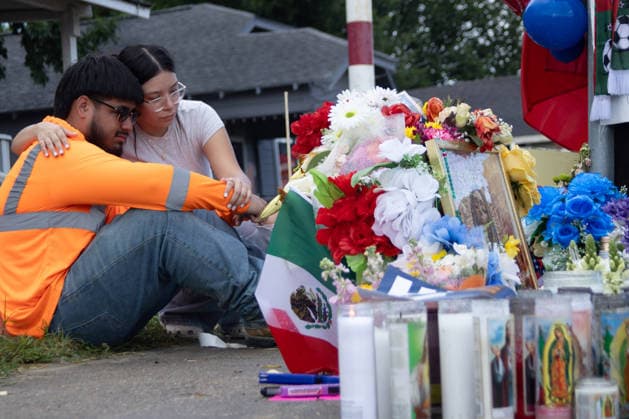 Relatives of Mexican migrant Lorenzo Salgado visit the altar in his honor at the site where he was murdered in Houston, Texas, 10 July 2026. Tribute to the Mexican migrant who died in Texas !ACHTUNG: NUR REDAKTIONELLE NUTZUNG!  Copyright: xCARLOSxRAMIREZx AME8961 20260711-55020863446_1