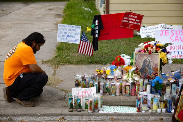 A man visits the altar honoring Mexican migrant Lorenzo Salgado at the site where he was murdered in Houston, Texas, 10 July 2026. Tribute to the Mexican migrant who died in Texas !ACHTUNG: NUR REDAKTIONELLE NUTZUNG!  Copyright: xCARLOSxRAMIREZx AME8958 20260711-55020863447_1
