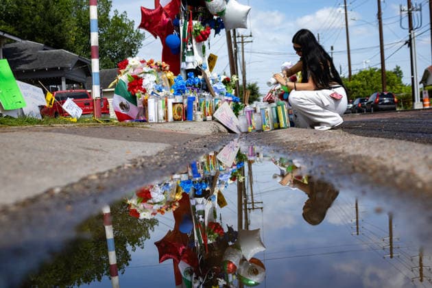 A woman visits the altar honoring Mexican migrant Lorenzo Salgado at the site where he was murdered in Houston, Texas, 10 July 2026. Tribute to the Mexican migrant who died in Texas !ACHTUNG: NUR REDAKTIONELLE NUTZUNG!  Copyright: xCARLOSxRAMIREZx AME8951 20260711-55020863450_1