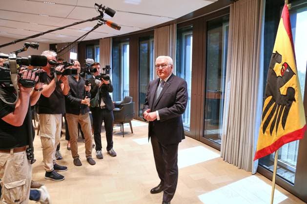 Berlin, Deutschland, 10.07.2026: Spreebogen: Bundespräsident Frank-Walter Steinmeier nimmt Amtsgeschäfte am Spreebogen auf: Erster Tag in seinem neuen Amtszimmer, Journalisten werden herumgeführt *** Berlin, Germany, July 10, 2026, Spreebogen: Federal President Frank Walter Steinmeier begins his official duties at the Spreebogen. On his first day in his new office, journalists are given a tour. Copyright: xdtsxNachrichtenagenturx dts_127023