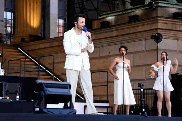 Giovanni Zarrella live beim Konzert Italienische Sommernacht - Part II beim Classic Open Air 2026 am Gendarmenmarkt. Berlin, 10.07.2026 *** Giovanni Zarrella live at the Italian Summer Night Part II concert at the Classic Open Air 2026 at Gendarmenmarkt in Berlin, July 10, 2026 Foto:xN.xKubelkax xFuturexImagex zarrella_6705