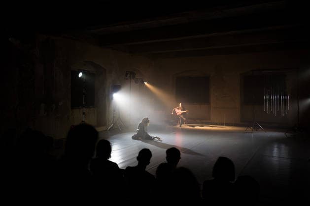 The performance Smoke and Mirrors by Italian dancer Francesca Amy Amante (left) and Czech flamenco guitarist Filip Zubak (right) at the Tanecni Lipnice festival (Lipnice Dance Festival) took place at Lipnice nad Sazavou Castle, Czech Republic, on July 10, 2026. (CTKxPhoto JaroslavxSvoboda) CTKPhotoP2026071007780  CTKPhotoP2026071007780