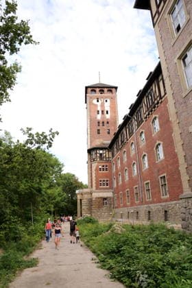 Menschen beim Localize Festival am alten Landtagsgebäude auf dem Brauhausberg in Potsdam, 10. Juli 2026. Localize Festival Potsdam *** People at the Localize Festival at the old state parliament building on Brauhausberg in Potsdam, July 10, 2026 Localize Festival Potsdam