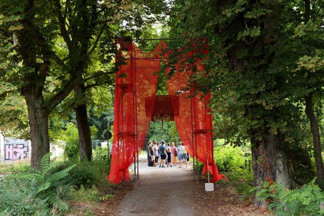 Menschen beim Localize Festival am alten Landtagsgebäude auf dem Brauhausberg in Potsdam, 10. Juli 2026. Localize Festival Potsdam *** People at the Localize Festival at the old state parliament building on Brauhausberg in Potsdam, July 10, 2026 Localize Festival Potsdam