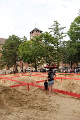 Menschen beim Localize Festival am alten Landtagsgebäude auf dem Brauhausberg in Potsdam, 10. Juli 2026. Localize Festival Potsdam *** People at the Localize Festival at the old state parliament building on Brauhausberg in Potsdam, July 10, 2026 Localize Festival Potsdam