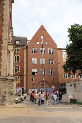 Menschen beim Localize Festival am alten Landtagsgebäude auf dem Brauhausberg in Potsdam, 10. Juli 2026. Localize Festival Potsdam *** People at the Localize Festival at the old state parliament building on Brauhausberg in Potsdam, July 10, 2026 Localize Festival Potsdam