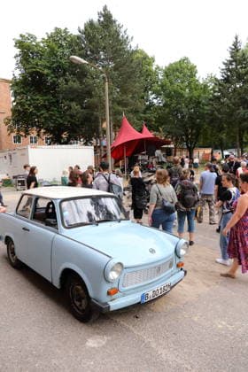 Menschen beim Localize Festival am alten Landtagsgebäude auf dem Brauhausberg in Potsdam, 10. Juli 2026. Localize Festival Potsdam *** People at the Localize Festival at the old state parliament building on Brauhausberg in Potsdam, July 10, 2026 Localize Festival Potsdam