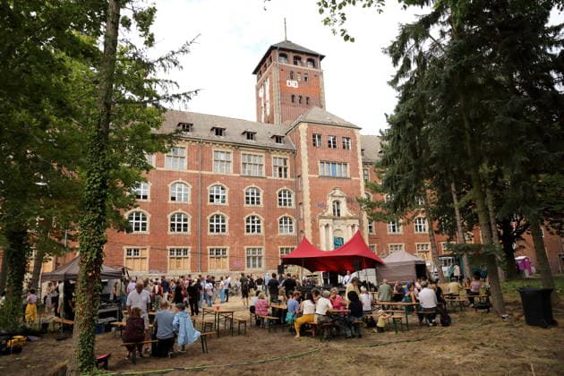 Menschen beim Localize Festival am alten Landtagsgebäude auf dem Brauhausberg in Potsdam, 10. Juli 2026. Localize Festival Potsdam *** People at the Localize Festival at the old state parliament building on Brauhausberg in Potsdam, July 10, 2026 Localize Festival Potsdam