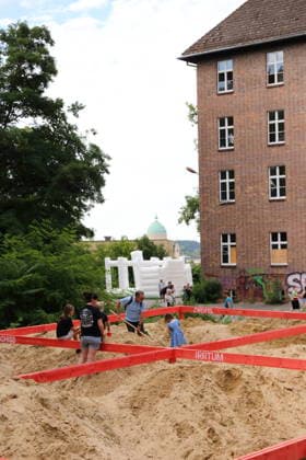 Menschen beim Localize Festival am alten Landtagsgebäude auf dem Brauhausberg in Potsdam, 10. Juli 2026. Localize Festival Potsdam *** People at the Localize Festival at the old state parliament building on Brauhausberg in Potsdam, July 10, 2026 Localize Festival Potsdam