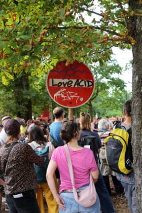 Menschen beim Localize Festival am alten Landtagsgebäude auf dem Brauhausberg in Potsdam, 10. Juli 2026. Localize Festival Potsdam *** People at the Localize Festival at the old state parliament building on Brauhausberg in Potsdam, July 10, 2026 Localize Festival Potsdam