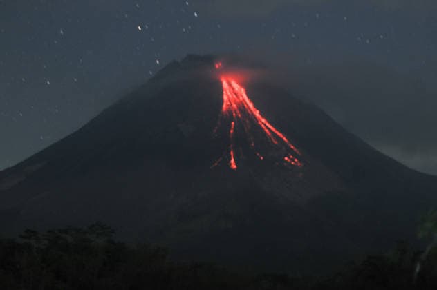 Indonesia’s Mount Merapi erupts again, spewing hot ash SLEMAN, YOGYAKARTA, JULY - 11: A lava flow emerging from Mount Merapi on the border between Yogyakarta and Central Java in the early hours of Saturday, July 11, 2026. Mount Merapi spewed incandescent lava five times, reaching distances of up to 1.9 km toward the Krasak River. Mount Merapi remains at Alert Level III, with an elevation of 2,968 meters above sea level. Dasril Roszandi Anadolu Sleman Indonesia. Editorial use only. Please get in touch for any other usage.  Copyright: x2026xAnadoluxDasrilxRoszandix