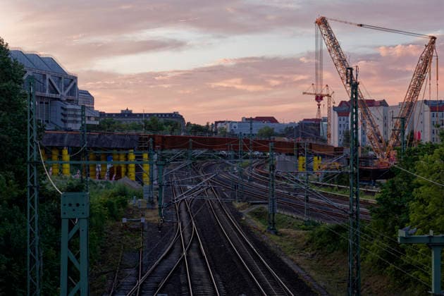 Einhub der Ringbahnbrücken-Überbauten 2026-07-10 Deutschland, Berlin Nächstliche Baustelle zum Wiederaufbau der abgetragenen A100-Autobahnbrücke über die S- und Fernbahngleise des Berliner Innenrings. Binnen 48 Stunden werden die vormontierten Überbauteile für das neue Brückenbauwerk in ihre endgültige Lage mittels eines 600-t-Krans auf Raupen eingehoben. Der Güter-, Regional- und S-Bahn ist unterbrochen. *** Lifting of the Ringbahn Bridge Superstructures July 10, 2026, Germany, Berlin: Upcoming construction site for the reconstruction of the demolished A100 highway bridge over the S-Bahn and long-distance rail tracks of Berlin’s Inner Ring. Within 48 hours, the pre-assembled superstructure components for the new bridge