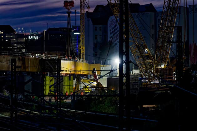Einhub der Ringbahnbrücken-Überbauten 2026-07-10 Deutschland, Berlin Nächstliche Baustelle zum Wiederaufbau der abgetragenen A100-Autobahnbrücke über die S- und Fernbahngleise des Berliner Innenrings. Binnen 48 Stunden werden die vormontierten Überbauteile für das neue Brückenbauwerk in ihre endgültige Lage mittels eines 600-t-Krans auf Raupen eingehoben. Der Güter-, Regional- und S-Bahn ist unterbrochen. *** Lifting of the Ringbahn Bridge Superstructures July 10, 2026, Germany, Berlin: Upcoming construction site for the reconstruction of the demolished A100 highway bridge over the S-Bahn and long-distance rail tracks of Berlin’s Inner Ring. Within 48 hours, the pre-assembled superstructure components for the new bridge