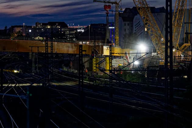 Einhub der Ringbahnbrücken-Überbauten 2026-07-10 Deutschland, Berlin Nächstliche Baustelle zum Wiederaufbau der abgetragenen A100-Autobahnbrücke über die S- und Fernbahngleise des Berliner Innenrings. Binnen 48 Stunden werden die vormontierten Überbauteile für das neue Brückenbauwerk in ihre endgültige Lage mittels eines 600-t-Krans auf Raupen eingehoben. Der Güter-, Regional- und S-Bahn ist unterbrochen. *** Lifting of the Ringbahn Bridge Superstructures July 10, 2026, Germany, Berlin: Upcoming construction site for the reconstruction of the demolished A100 highway bridge over the S-Bahn and long-distance rail tracks of Berlin’s Inner Ring. Within 48 hours, the pre-assembled superstructure components for the new bridge