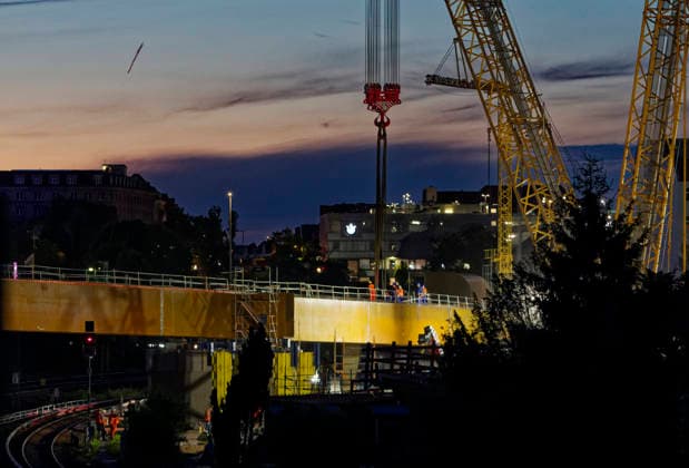 Einhub der Ringbahnbrücken-Überbauten 2026-07-10 Deutschland, Berlin Nächstliche Baustelle zum Wiederaufbau der abgetragenen A100-Autobahnbrücke über die S- und Fernbahngleise des Berliner Innenrings. Binnen 48 Stunden werden die vormontierten Überbauteile für das neue Brückenbauwerk in ihre endgültige Lage mittels eines 600-t-Krans auf Raupen eingehoben. Der Güter-, Regional- und S-Bahn ist unterbrochen. *** Lifting of the Ringbahn Bridge Superstructures July 10, 2026, Germany, Berlin: Upcoming construction site for the reconstruction of the demolished A100 highway bridge over the S-Bahn and long-distance rail tracks of Berlin’s Inner Ring. Within 48 hours, the pre-assembled superstructure components for the new bridge