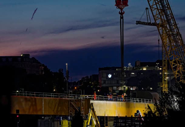 Einhub der Ringbahnbrücken-Überbauten 2026-07-10 Deutschland, Berlin Nächstliche Baustelle zum Wiederaufbau der abgetragenen A100-Autobahnbrücke über die S- und Fernbahngleise des Berliner Innenrings. Binnen 48 Stunden werden die vormontierten Überbauteile für das neue Brückenbauwerk in ihre endgültige Lage mittels eines 600-t-Krans auf Raupen eingehoben. Der Güter-, Regional- und S-Bahn ist unterbrochen. *** Lifting of the Ringbahn Bridge Superstructures July 10, 2026, Germany, Berlin: Upcoming construction site for the reconstruction of the demolished A100 highway bridge over the S-Bahn and long-distance rail tracks of Berlin’s Inner Ring. Within 48 hours, the pre-assembled superstructure components for the new bridge