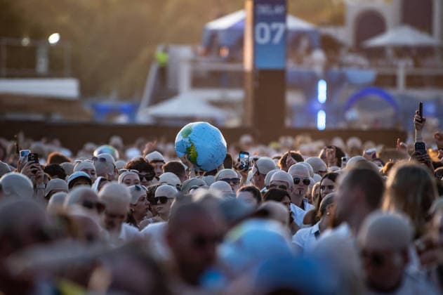 Grammy Award-winning Pitbull Fans Sign A New World Record - London Pitbull has set the Guinness World Record for the largest gathering of people wearing bald caps. The Latin hip hop artist, 45, was recognised with the achievement after 22,141 fans were counted wearing the caps ahead of his British Summer Time (BST) headline set in Hyde Park on Friday evening, on July 10, 2026, in London, UK. Photo by Cristina Messei IPA ABACAPRESS.COM London United Kingdom  Copyright: xIPA ABACAx