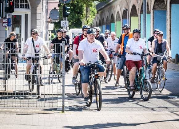 Fahrraddemo der Rurpott Rebellion in Mülheim an der Ruhr ** NUR FÜR REDAKTIONELLE ZWECKE ** EDITORIAL USE ONLY **<p>Rund 200 Teilnehmer und Teilnehmerinnen einer Fahrraddemo der Ruurpott Rebellion fahren am Samstag, 11.07.2026, auf ihrem Weg von Duisburg nach Essen durch Mülheim an der Ruhr. Am Stadthafen machen sie bei einer kleinen Kundgebung Pause. Deutschland NRW Mülheim an der Ruhr Copyright: MartinxMöller *** Rurpott Rebellion Bike Rally in Mülheim an der Ruhr ** FOR EDITORIAL USE ONLY ** EDITORIAL USE ONLY ** p Around 200 participants in a Rurpott Rebellion bike rally are riding on Saturday, July 11, 2026, pass through Mülheim an der Ruhr on their way from Duisburg to Essen. At the city harbor, they take a break for a small rall Copyright: MartinxMöller doc86o4muo4rtx4kbh8rzd ,EDITORIAL USE ONLY