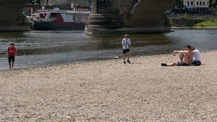 Trockenheit, Dürre und fehlende Niederschläge bereiten immer mehr Probleme. In Dresden feiert die sächsische Dampfschifffahrt dieses Wochenende190 Jahre, doch schon jetzt können nicht mehr alle Dampfschifffahrtrouten bedient werden. Wegen Niedrigwasser kann schon seit Freitag die Linie nach Bad Schandau nicht mehr bedient werden. Seit heute fällt auch die Strecke Sächsische Weinstraße in Richtung Meißen aus. Der Pegel beträgt aktuell in Dresden 55 cm, Tendenz fallend. In den kommenden Tagen wird daher die Dampfschifffahrt ihren Betrieb einstellen müssen. Denn Regenfälle sind auch in der kommenden Woche nicht in Sicht. Dresden Sachsen Deutschland *** Drought, dry conditions, and a lack of rainfall are causing more and more prob
