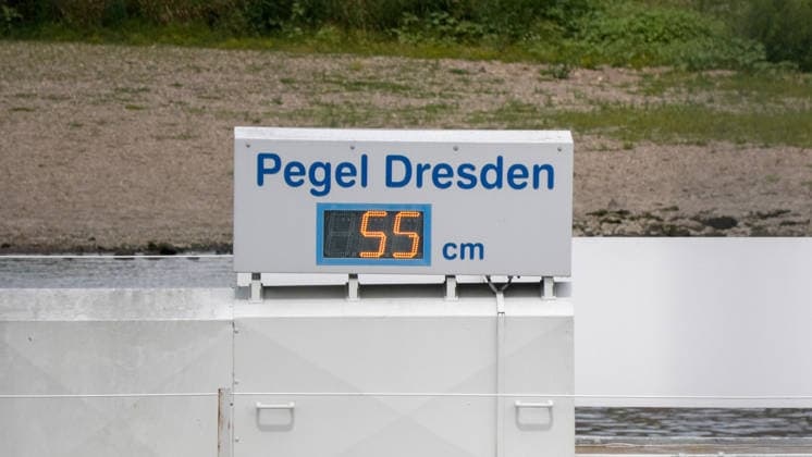Trockenheit, Dürre und fehlende Niederschläge bereiten immer mehr Probleme. In Dresden feiert die sächsische Dampfschifffahrt dieses Wochenende190 Jahre, doch schon jetzt können nicht mehr alle Dampfschifffahrtrouten bedient werden. Wegen Niedrigwasser kann schon seit Freitag die Linie nach Bad Schandau nicht mehr bedient werden. Seit heute fällt auch die Strecke Sächsische Weinstraße in Richtung Meißen aus. Der Pegel beträgt aktuell in Dresden 55 cm, Tendenz fallend. In den kommenden Tagen wird daher die Dampfschifffahrt ihren Betrieb einstellen müssen. Denn Regenfälle sind auch in der kommenden Woche nicht in Sicht. Dresden Sachsen Deutschland *** Drought, dry conditions, and a lack of rainfall are causing more and more prob