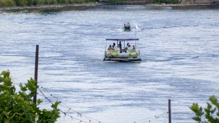 Trockenheit, Dürre und fehlende Niederschläge bereiten immer mehr Probleme. In Dresden feiert die sächsische Dampfschifffahrt dieses Wochenende190 Jahre, doch schon jetzt können nicht mehr alle Dampfschifffahrtrouten bedient werden. Wegen Niedrigwasser kann schon seit Freitag die Linie nach Bad Schandau nicht mehr bedient werden. Seit heute fällt auch die Strecke Sächsische Weinstraße in Richtung Meißen aus. Der Pegel beträgt aktuell in Dresden 55 cm, Tendenz fallend. In den kommenden Tagen wird daher die Dampfschifffahrt ihren Betrieb einstellen müssen. Denn Regenfälle sind auch in der kommenden Woche nicht in Sicht. Dresden Sachsen Deutschland *** Drought, dry conditions, and a lack of rainfall are causing more and more prob