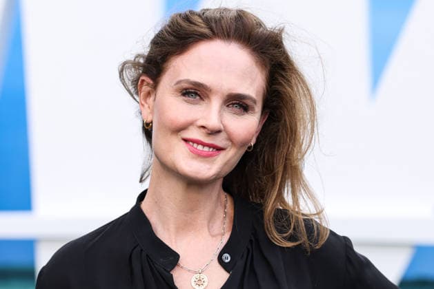 Los Angeles Premiere Of Netflix s The Hawk Season 1 WESTWOOD, LOS ANGELES, CALIFORNIA, USA - JULY 09: Emily Deschanel arrives at the Los Angeles Premiere Of Netflix s The Hawk Season 1 held at the Directors Village (formerly Westwood Village Theatre) on July 9, 2026 in Westwood, Los Angeles, California, United States. Westwood Directors Village (formerly Westwood Village Theatre) California United States Copyright: xXavierxCollin ImagexPressxAgencyx