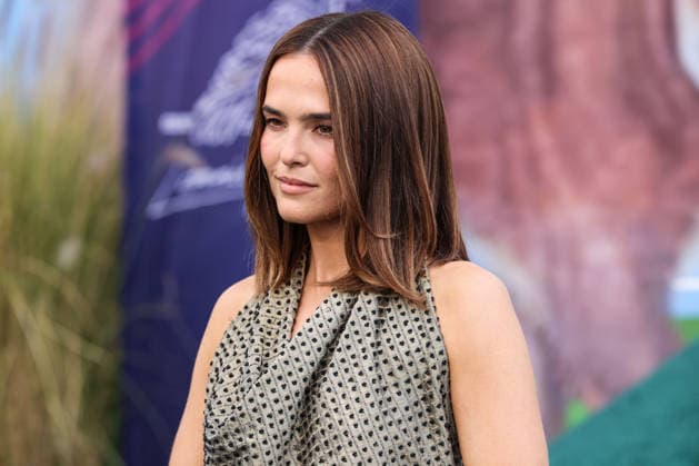Los Angeles Premiere Of Netflix s The Hawk Season 1 WESTWOOD, LOS ANGELES, CALIFORNIA, USA - JULY 09: Zoey Deutch wearing a Tae Park Embellished Napkin Top and Gianvito Rossi Calypso Leather Sandals arrives at the Los Angeles Premiere Of Netflix s The Hawk Season 1 held at the Directors Village (formerly Westwood Village Theatre) on July 9, 2026 in Westwood, Los Angeles, California, United States. Westwood Directors Village (formerly Westwood Village Theatre) California United States Copyright: xXavierxCollin ImagexPressxAgencyx