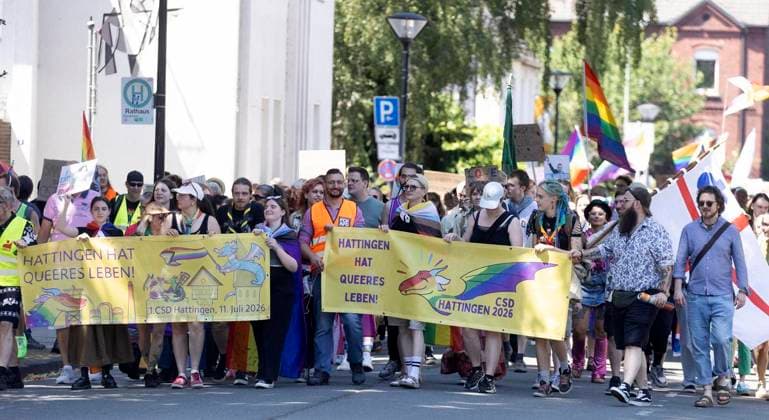 Fest der Vielfalt! mit 1. CSD am Samstag, dem 11. July 2026 in Hattingen ** NUR FÜR REDAKTIONELLE ZWECKE ** EDITORIAL USE ONLY **<p>Fest der Vielfalt! mit 1. CSD am Samstag, dem 11. July 2026 in Hattingen. Etwa 800 Personen waren aktiv beim Marsch durch die Innenstadt. Deutschland NRW Hattingen Copyright: WalterxFischer *** Celebration of Diversity with 1 CSD on Saturday, July 11, 2026, in Hattingen ** FOR EDITORIAL USE ONLY ** EDITORIAL USE ONLY ** p Festival of Diversity with 1 CSD on Saturday, July 11, 2026, in Hattingen About 800 people actively participated in the march through the city center Germany NRW Hattingen Copyright WalterxFischer Copyright: WalterxFischer doc86o5w5rw4q0d6ehjt1q ,EDITORIAL USE ONLY