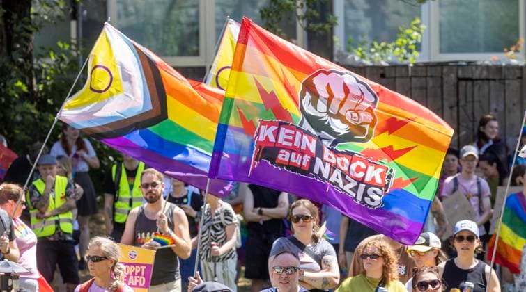 Fest der Vielfalt! mit 1. CSD am Samstag, dem 11. July 2026 in Hattingen ** NUR FÜR REDAKTIONELLE ZWECKE ** EDITORIAL USE ONLY **<p>Fest der Vielfalt! mit 1. CSD am Samstag, dem 11. July 2026 in Hattingen. Etwa 800 Personen waren aktiv beim Marsch durch die Innenstadt. Deutschland NRW Hattingen Copyright: WalterxFischer *** Celebration of Diversity with 1 CSD on Saturday, July 11, 2026, in Hattingen ** FOR EDITORIAL USE ONLY ** EDITORIAL USE ONLY ** p Festival of Diversity with 1 CSD on Saturday, July 11, 2026, in Hattingen About 800 people actively participated in the march through the city center Germany NRW Hattingen Copyright WalterxFischer Copyright: WalterxFischer doc86o5w690uj7etnose0t ,EDITORIAL USE ONLY