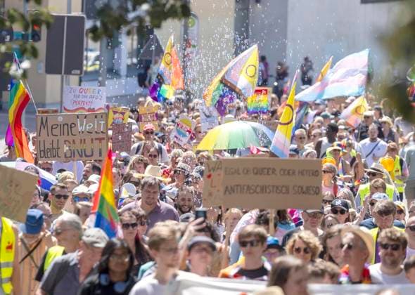 Fest der Vielfalt! mit 1. CSD am Samstag, dem 11. July 2026 in Hattingen ** NUR FÜR REDAKTIONELLE ZWECKE ** EDITORIAL USE ONLY **<p>Fest der Vielfalt! mit 1. CSD am Samstag, dem 11. July 2026 in Hattingen. Etwa 800 Personen waren aktiv beim Marsch durch die Innenstadt. Deutschland NRW Hattingen Copyright: WalterxFischer *** Celebration of Diversity with 1 CSD on Saturday, July 11, 2026, in Hattingen ** FOR EDITORIAL USE ONLY ** EDITORIAL USE ONLY ** p Festival of Diversity with 1 CSD on Saturday, July 11, 2026, in Hattingen About 800 people actively participated in the march through the city center Germany NRW Hattingen Copyright WalterxFischer Copyright: WalterxFischer doc86o5w5p2awk1c1my2l8y ,EDITORIAL USE ONLY