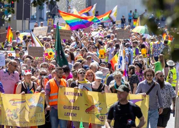 Fest der Vielfalt! mit 1. CSD am Samstag, dem 11. July 2026 in Hattingen ** NUR FÜR REDAKTIONELLE ZWECKE ** EDITORIAL USE ONLY **<p>Fest der Vielfalt! mit 1. CSD am Samstag, dem 11. July 2026 in Hattingen. Etwa 800 Personen waren aktiv beim Marsch durch die Innenstadt. Deutschland NRW Hattingen Copyright: WalterxFischer *** Celebration of Diversity with 1 CSD on Saturday, July 11, 2026, in Hattingen ** FOR EDITORIAL USE ONLY ** EDITORIAL USE ONLY ** p Festival of Diversity with 1 CSD on Saturday, July 11, 2026, in Hattingen About 800 people actively participated in the march through the city center Germany NRW Hattingen Copyright WalterxFischer Copyright: WalterxFischer doc86o63mgks1vtnomr9g ,EDITORIAL USE ONLY