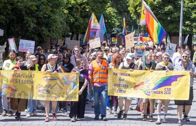 Fest der Vielfalt! mit 1. CSD am Samstag, dem 11. July 2026 in Hattingen ** NUR FÜR REDAKTIONELLE ZWECKE ** EDITORIAL USE ONLY **<p>Fest der Vielfalt! mit 1. CSD am Samstag, dem 11. July 2026 in Hattingen. Etwa 800 Personen waren aktiv beim Marsch durch die Innenstadt. Deutschland NRW Hattingen Copyright: WalterxFischer *** Celebration of Diversity with 1 CSD on Saturday, July 11, 2026, in Hattingen ** FOR EDITORIAL USE ONLY ** EDITORIAL USE ONLY ** p Festival of Diversity with 1 CSD on Saturday, July 11, 2026, in Hattingen About 800 people actively participated in the march through the city center Germany NRW Hattingen Copyright WalterxFischer Copyright: WalterxFischer doc86o63kwri1015vmjoslk ,EDITORIAL USE ONLY
