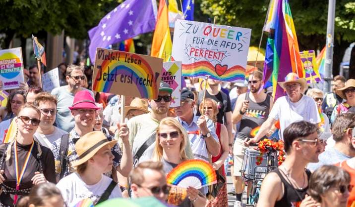 Fest der Vielfalt! mit 1. CSD am Samstag, dem 11. July 2026 in Hattingen ** NUR FÜR REDAKTIONELLE ZWECKE ** EDITORIAL USE ONLY **<p>Fest der Vielfalt! mit 1. CSD am Samstag, dem 11. July 2026 in Hattingen. Etwa 800 Personen waren aktiv beim Marsch durch die Innenstadt. Deutschland NRW Hattingen Copyright: WalterxFischer *** Celebration of Diversity with 1 CSD on Saturday, July 11, 2026, in Hattingen ** FOR EDITORIAL USE ONLY ** EDITORIAL USE ONLY ** p Festival of Diversity with 1 CSD on Saturday, July 11, 2026, in Hattingen About 800 people actively participated in the march through the city center Germany NRW Hattingen Copyright WalterxFischer Copyright: WalterxFischer doc86o63lp2cb911hra1e0t ,EDITORIAL USE ONLY