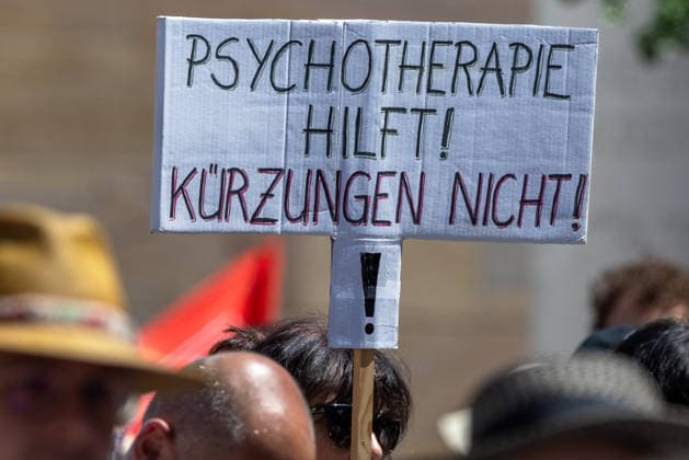 Demonstration für Solidarität statt Sozialabbau, Nürnberg, 11.07.2026 Protestschild mit der Aufschrift Psychotherapie hilft! Kürzungen nicht! bei einer Kundgebung gegen Sozialabbau. Das Bündnis UNKÜRZBAR Mittelfranken demonstriert gegen das Reformpaket der Bundesregierung, das nach Ansicht der Organisatoren den Sozialstaat und die öffentliche Daseinsvorsorge gefährdet. Nürnberg Bayern Deutschland *** Demonstration for Solidarity Instead of Social Cuts, Nuremberg, July 11, 2026 Protest sign reading Psychotherapy Helps—Don’t Cut Funding at a rally against social cuts. The UNKÜRZBAR Middle Franconia coalition is demonstrating against the federal government’s reform package, which, according to the organizers, threatens the welfa 20260711-1V9A5161-M4000