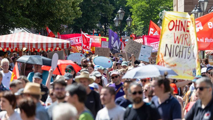 Demonstration für Solidarität statt Sozialabbau, Nürnberg, 11.07.2026 Tausende Menschen ziehen durch die Fußgängerzone bei einer Demonstration des Bündnisses UNKÜRZBAR Mittelfranken. Die Teilnehmer tragen rote Gewerkschaftsfahnen und Schilder mit Aufschriften wie Ohne uns wird nichts und Merz spinnt . Anlass ist das Reformpaket der Bundesregierung, das das Bündnis als Angriff auf den Sozialstaat wertet. Nürnberg Bayern Deutschland *** Demonstration for Solidarity Instead of Social Cuts, Nuremberg, July 11, 2026 Thousands of people march through the pedestrian zone during a demonstration organized by the UNKÜRZBAR Mittelfranken coalition. Participants carry red union flags and signs with slogans such as Nothing will happen wit 20260711-1V9A5428-M4000