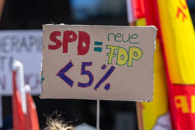 Demonstration für Solidarität statt Sozialabbau, Nürnberg, 11.07.2026 Protestschild mit der Aufschrift SPD = neue FDP und <5% bei einer Demonstration gegen Sozialabbau. Das Bündnis UNKÜRZBAR Mittelfranken demonstrierte gegen das Reformpaket der Bundesregierung, das nach Ansicht der Organisatoren den Sozialstaat gefährdet. Nürnberg Bayern Deutschland *** Demonstration for Solidarity Instead of Social Cuts, Nuremberg, July 11, 2026 Protest sign reading SPD, new FDP, and 5 at a demonstration against cuts to social services. The UNKÜRZBAR Middle Franconia coalition demonstrated against the federal government’s reform package, which the organizers believe threatens the welfare state. Nuremberg, Bavaria, Germany 20260711-1V9A5207-M4000