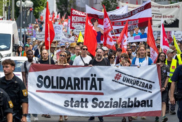 Demonstration für Solidarität statt Sozialabbau, Nürnberg, 11.07.2026 Teilnehmer des Bündnisses UNKÜRZBAR Mittelfranken beim Demonstrationszug. Das Transparent mit der Aufschrift Solidarität statt Sozialabbau wird von mehreren Personen getragen, im Hintergrund zahlreiche Fahnen und Plakate. Protest gegen das Reformpaket der Bundesregierung. Nürnberg Bayern Deutschland *** Demonstration for Solidarity Instead of Social Cuts, Nuremberg, July 11, 2026 Participants from the UNKÜRZBAR Middle Franconia coalition in the demonstration march. The banner reading Solidarity Instead of Social Cuts is carried by several people; in the background are numerous flags and posters protesting the federal government’s reform package. Nuremberg, Ba 20260711-1V9A5262-M4000