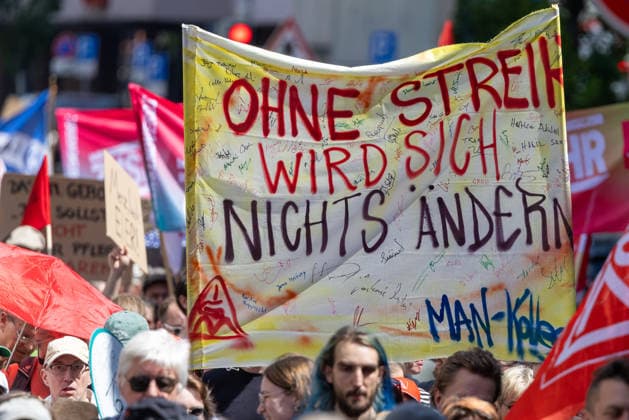 Demonstration für Solidarität statt Sozialabbau, Nürnberg, 11.07.2026 Teilnehmer einer Demonstration tragen ein großes Banner mit der Aufschrift Ohne Streik wird sich nichts ändern . Im Hintergrund sind rote Gewerkschaftsfahnen und weitere Protestschilder zu sehen. Das Bündnis UNKÜRZBAR Mittelfranken protestiert gegen das Reformpaket der Bundesregierung. Nürnberg Bayern Deutschland *** Demonstration for Solidarity Instead of Social Cuts, Nuremberg, July 11, 2026 Demonstrators carry a large banner reading Nothing will change without a strike. Red union flags and other protest signs can be seen in the background. The UNKÜRZBAR Mittelfranken coalition is protesting the federal government’s reform package. Nuremberg, Bavaria, Germa 20260711-1V9A5290-M4000