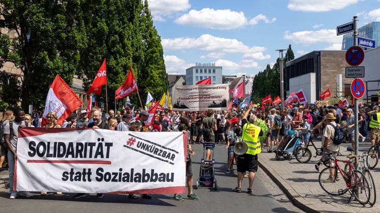 Demonstration für Solidarität statt Sozialabbau, Nürnberg, 11.07.2026 Teilnehmer des Bündnisses UNKÜRZBAR Mittelfranken ziehen mit einem Transparent Solidarität statt Sozialabbau durch die Innenstadt. Zahlreiche Fahnen und Transparente begleiten den Demonstrationszug gegen das Reformpaket der Bundesregierung. Nürnberg Bayern Deutschland *** Demonstration for Solidarity Instead of Social Cuts, Nuremberg, July 11, 2026: Participants in the UNKÜRZBAR Middle Franconia coalition march through the city center carrying a banner reading Solidarity Instead of Social Cuts. Numerous flags and banners accompany the demonstration against the federal government’s reform package. Nuremberg, Bavaria, Germany 20260711-286A1894-M4000