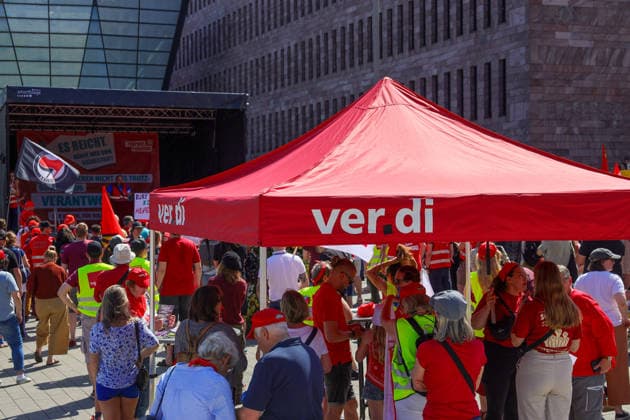 11.07.2026, Deutschland, NRW, Gewerkschaften, Warnstreiks, Der DGB, die IG Metall Ruhrgebiet Mitte und Verdi haben für heute zur Demonstration Ruhrpott Rebellion in Dortmund aufgerufen- es wurde gegen die geplanten Reformen der Bundesregierung protestiert, z.B. in den Bereichen Rente und Gesundheit, Deutschland *** July 11, 2026, Germany, North Rhine-Westphalia, labor unions, warning strikes, The DGB, IG Metall Ruhrgebiet Mitte, and Verdi have called for a demonstration today in Dortmund called Ruhrpott Rebellion. Protesters are demonstrating against the federal government’s planned reforms, for example in the areas of pensions and healthcare, Germany Copyright: xD.xKerlekin SnowfieldxPhotographyx SF110726VerdiD4