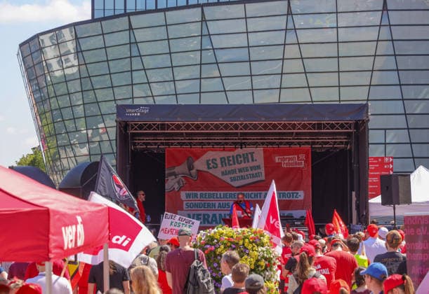 11.07.2026, Deutschland, NRW, Gewerkschaften, Warnstreiks, Der DGB, die IG Metall Ruhrgebiet Mitte und Verdi haben für heute zur Demonstration Ruhrpott Rebellion in Dortmund aufgerufen- es wurde gegen die geplanten Reformen der Bundesregierung protestiert, z.B. in den Bereichen Rente und Gesundheit, Deutschland *** July 11, 2026, Germany, North Rhine-Westphalia, labor unions, warning strikes, The DGB, IG Metall Ruhrgebiet Mitte, and Verdi have called for a demonstration today in Dortmund called Ruhrpott Rebellion. Protesters are demonstrating against the federal government’s planned reforms, for example in the areas of pensions and healthcare, Germany Copyright: xD.xKerlekin SnowfieldxPhotographyx SF110726VerdiD8